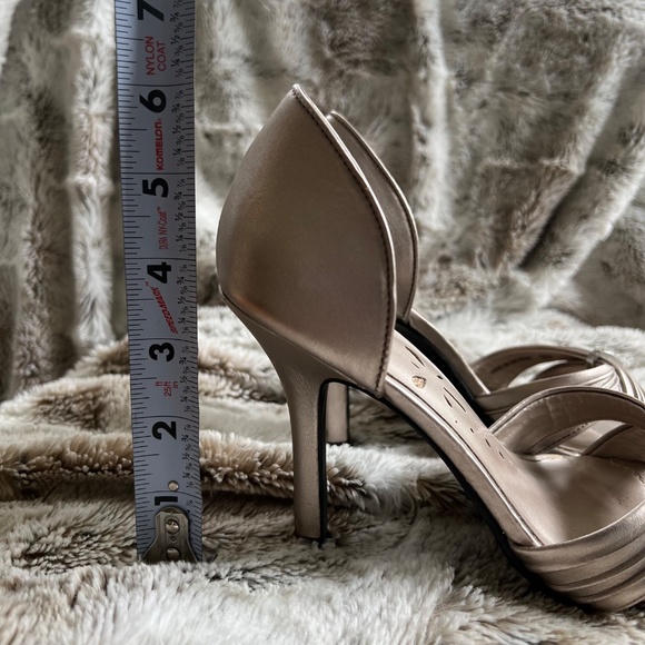 Beautiful Champagne Color High Heels - Size 36 (US 6) - Picture 4 of 6